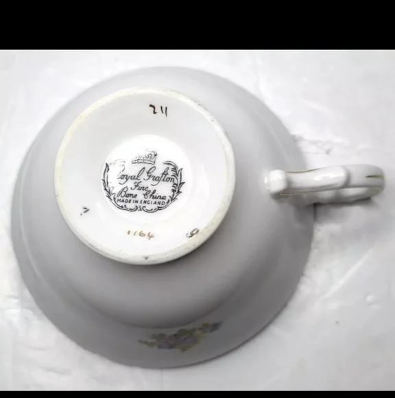 Vintage Royal Grafton White and Gold Porcelain Mug with Floral Design (England) - Picture 4 of 4